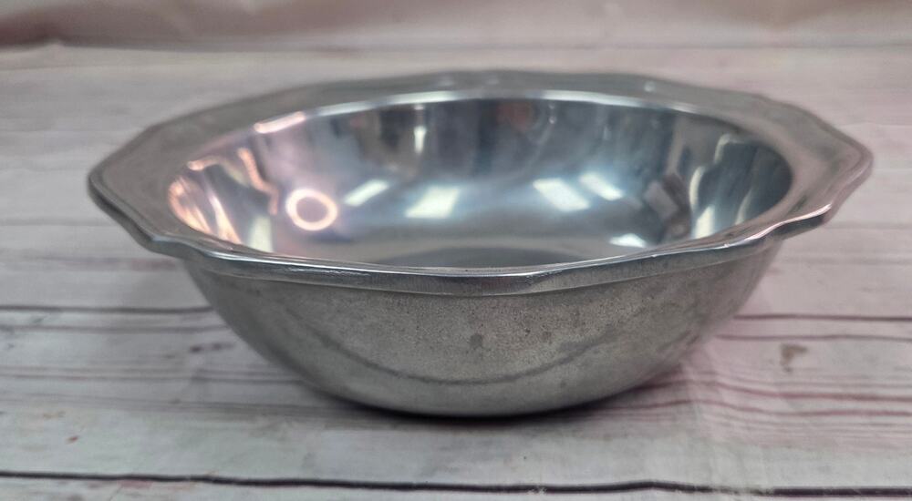 Vintage Wilton Armetale Queen Anne 9" Round Pewter Serving Bowl